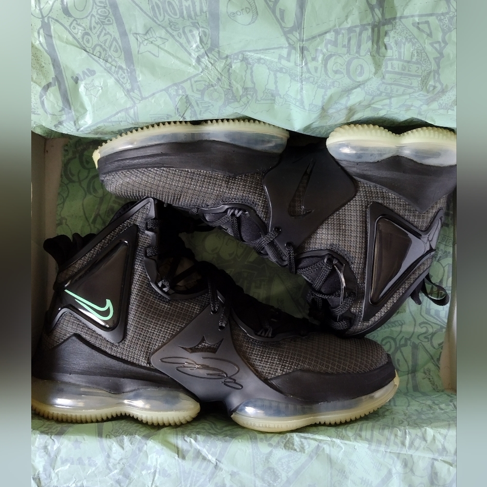 Nike LeBron 19 Black Sneakers